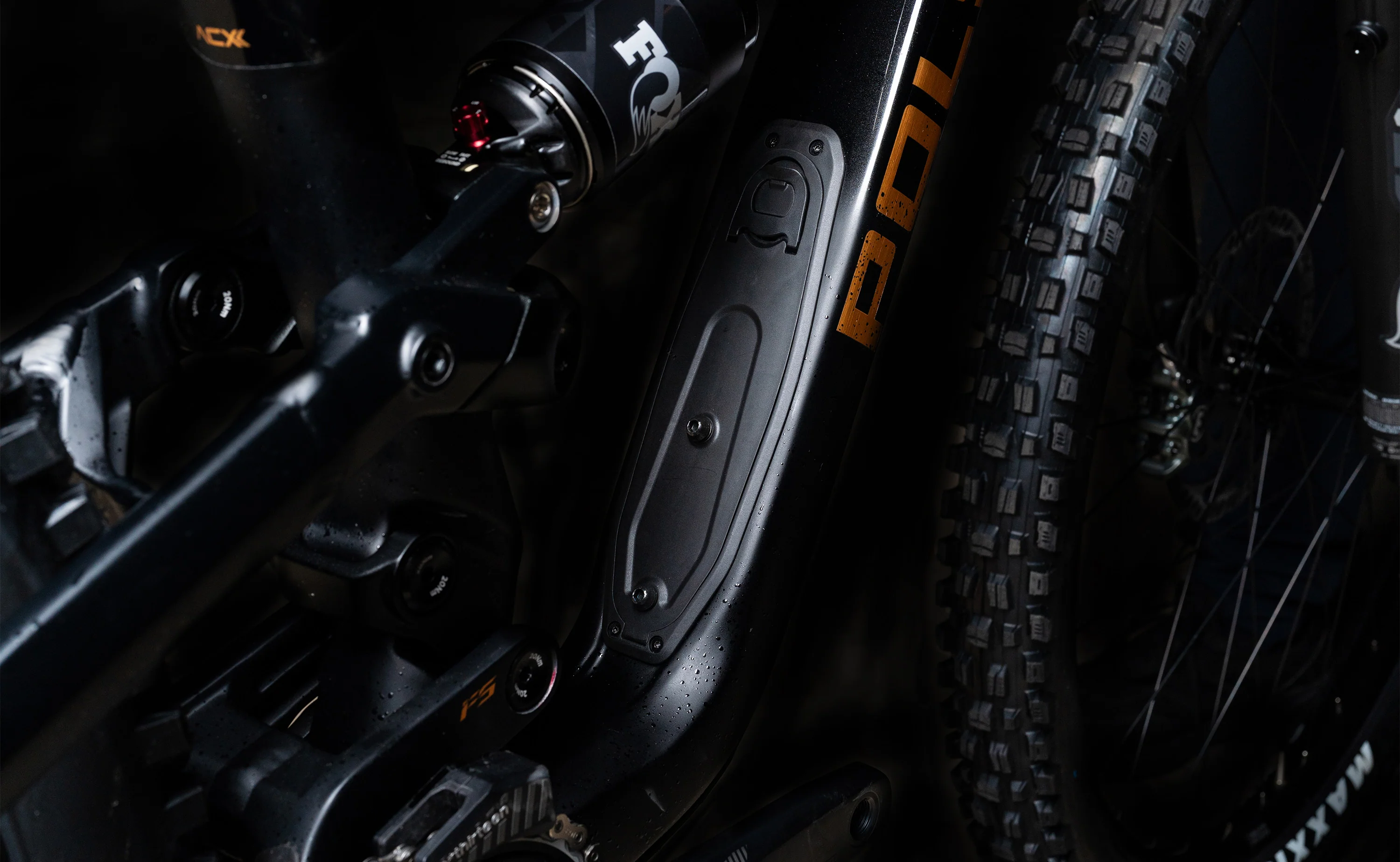 Polygon Collosus N8 Carbon - Enduro Mountain Bike - Image 21